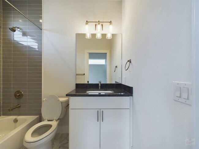 Building Photo - 1402 W 51st St