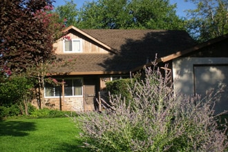 Building Photo - Charming Home with Cozy Spaces: 3Bedrooms and 2 Bathroom