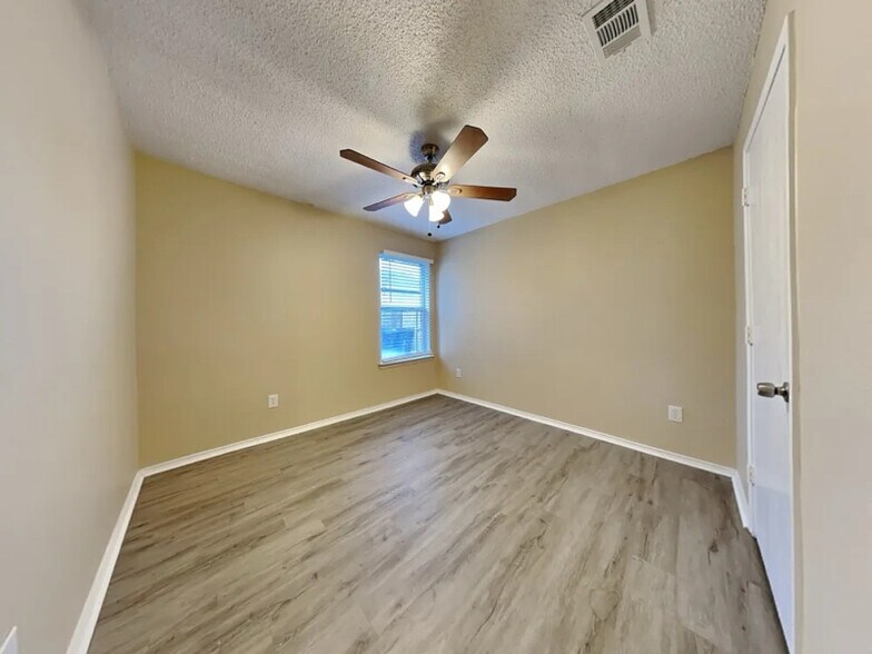 Building Photo - 10644 Shadywood Dr