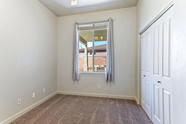 Building Photo - 3 bed 2 bath home!