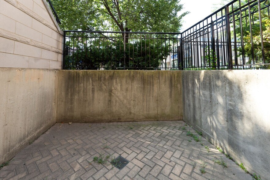 Building Photo - 1320 W Diversey Pky