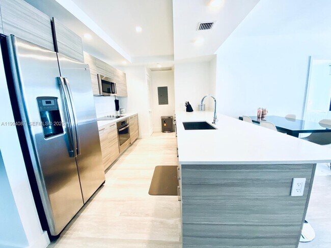 Building Photo - 121 NE 34th St