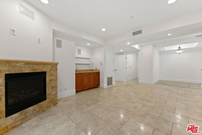 Building Photo - 16123 Sunset Blvd