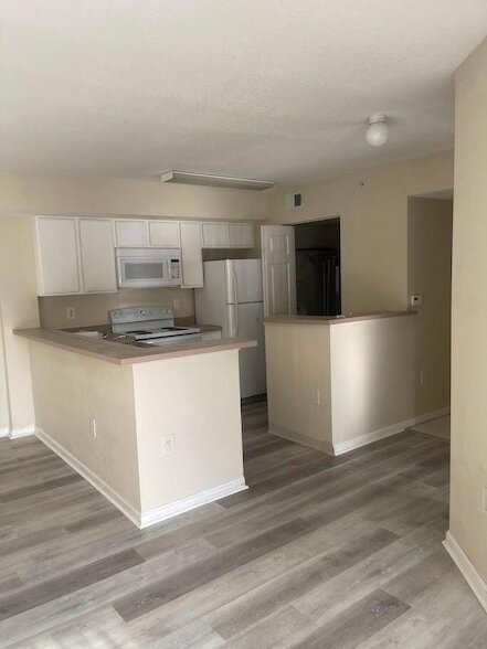 Building Photo - 171 SW Palm Dr