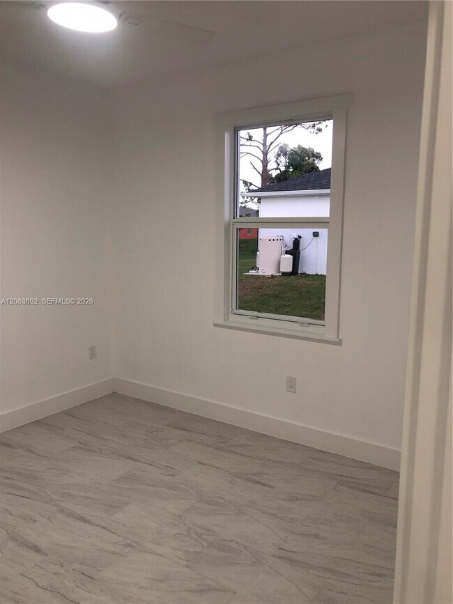 Building Photo - 4568 Golfview Blvd