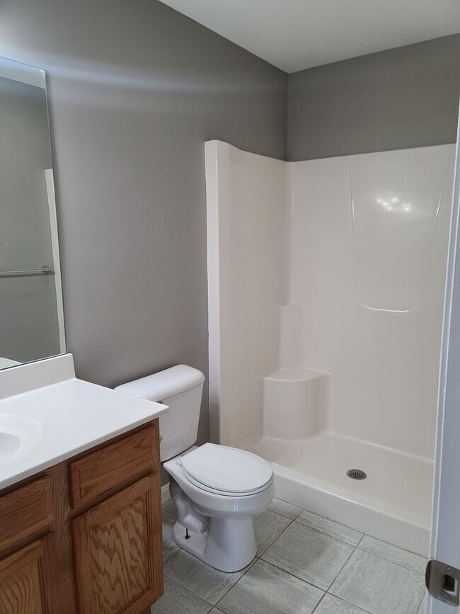 Building Photo - 3 Bedroom 2 1/2 bath end unit Townhome for Rent in Waynesboro