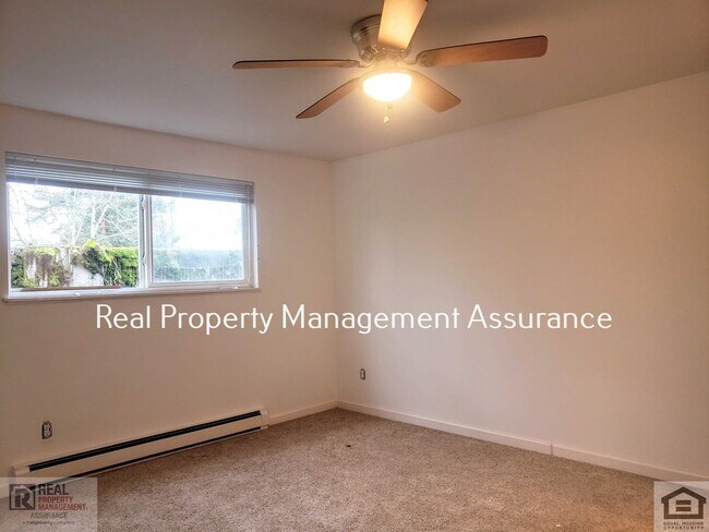 Building Photo - Charming 3BR/1.5BA Duplex Unit Now Availab...