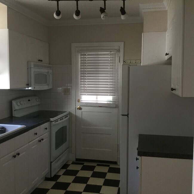 Building Photo - VERY NICE HOME IN EDGEMOOR SUBDIVISION