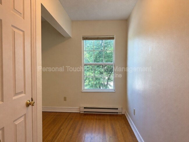 Building Photo - 411 4th Ave S