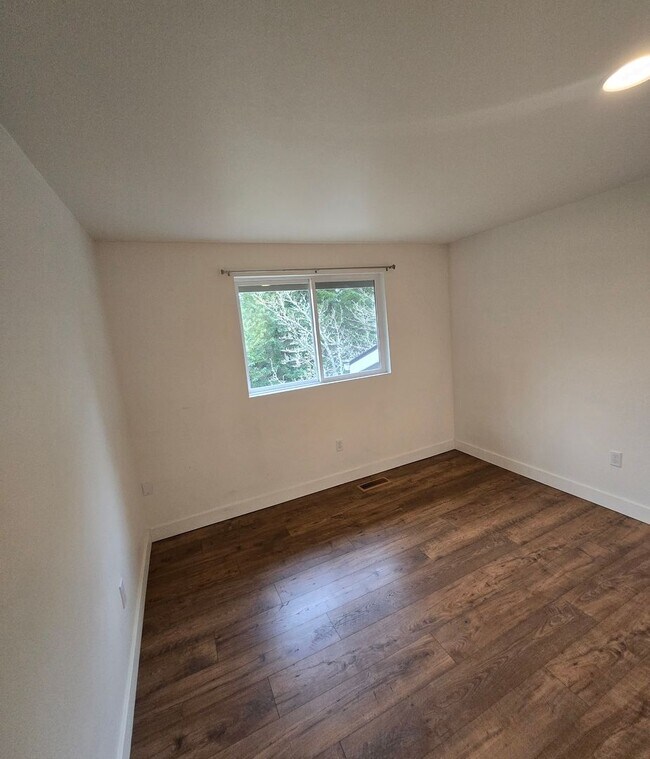 Building Photo - ***PENDING APPLICATION***4 Bedroom, 2 Bath...