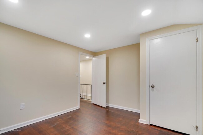 Building Photo - 407 Redmond Ave