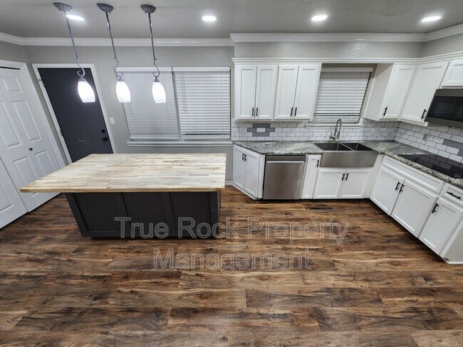 Building Photo - 204 S Morrison Dr