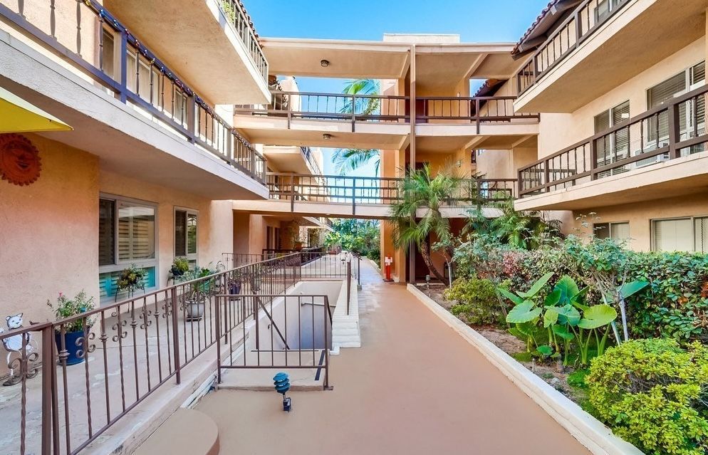Building Photo - 1127 E Del Mar Blvd