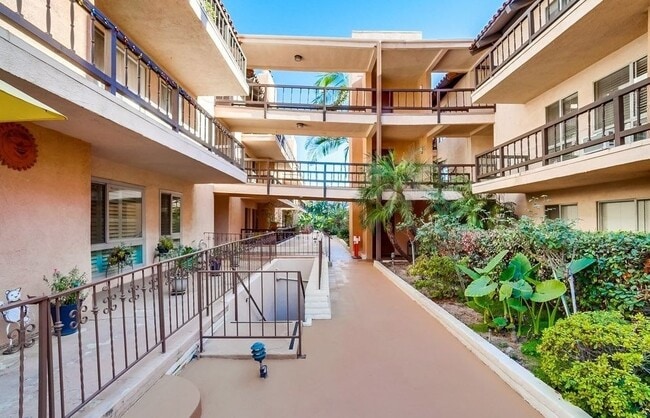 Building Photo - 1127 E Del Mar Blvd