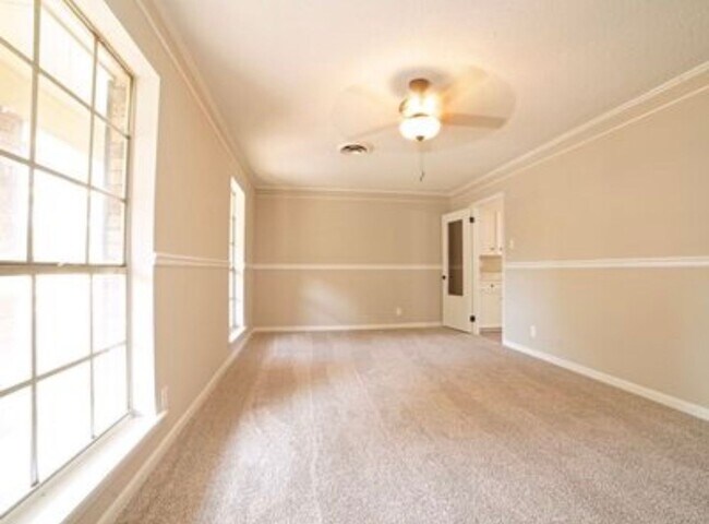 Building Photo - Move In Ready with Fenced Yard!