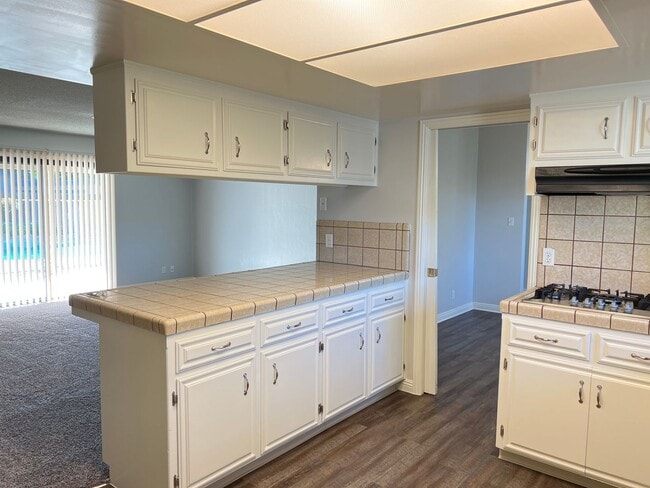 Building Photo - SOUTHWEST BAKERSFIELD  MOVE-IN-SPECIAL **FIRST MONTH'S RENT FREE!!**