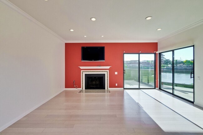 Building Photo - 1108 Shoreline Dr