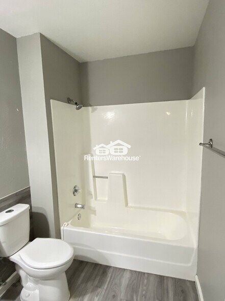 Building Photo - 633 W Southern Ave