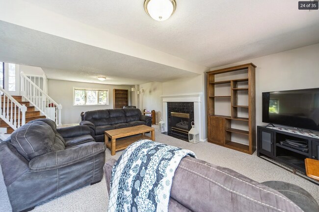 Building Photo - Desirable Clive Home with Easy Metro Access