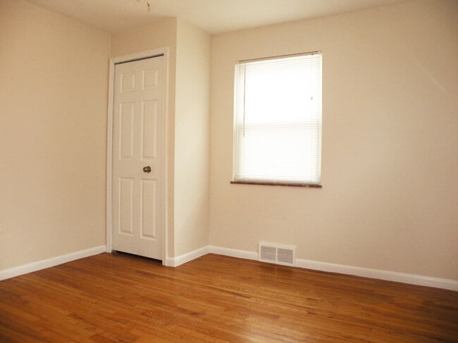 Building Photo - 3 Bed - 2 Full Bath Cape Cod for Rent in Euclid!