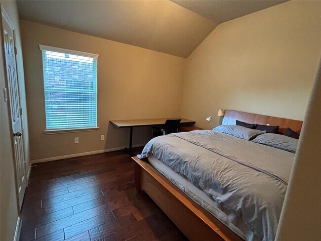 Building Photo - 3726 Golden Shores Dr