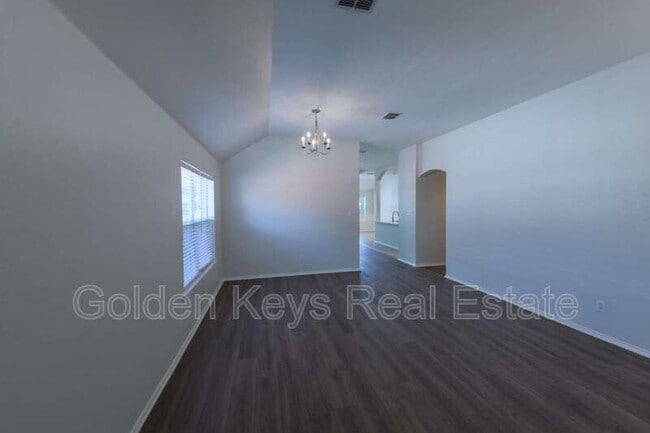 Building Photo - 672 S Heights Dr