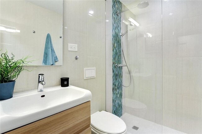 Building Photo - 1995 Commodore Ln