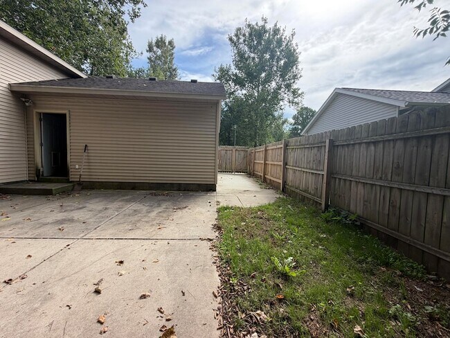 Building Photo - 122 Summit Dr