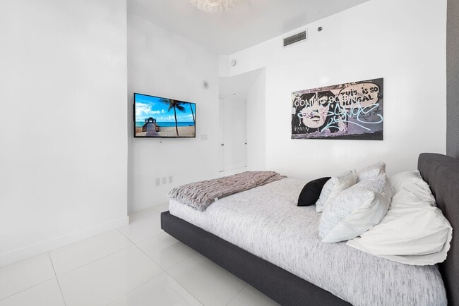 Building Photo - 100 South Pointe Dr