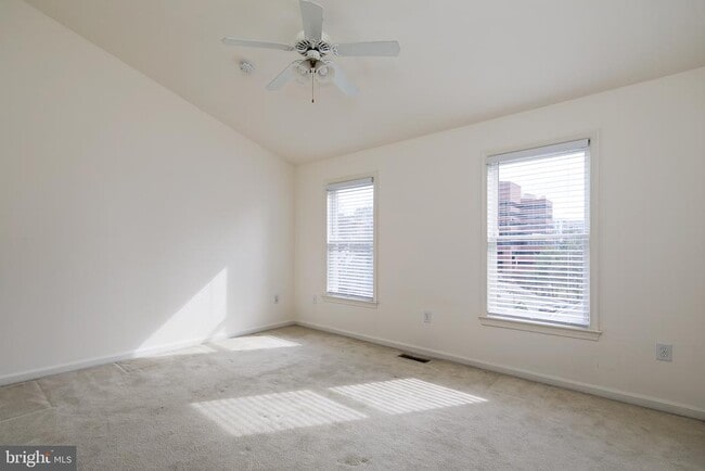 Building Photo - 1122 N Vernon St