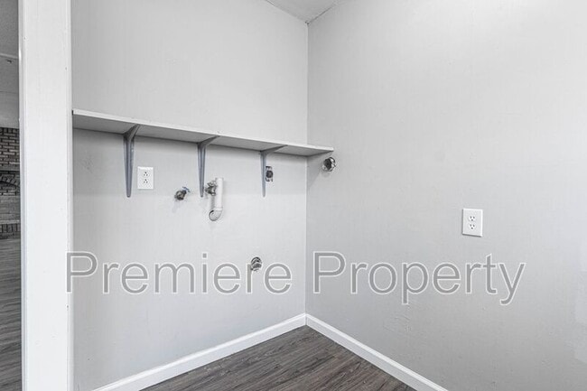 Building Photo - 7607 E 110th St