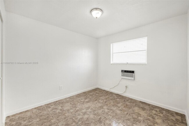 Building Photo - 126 SW 18th Ave