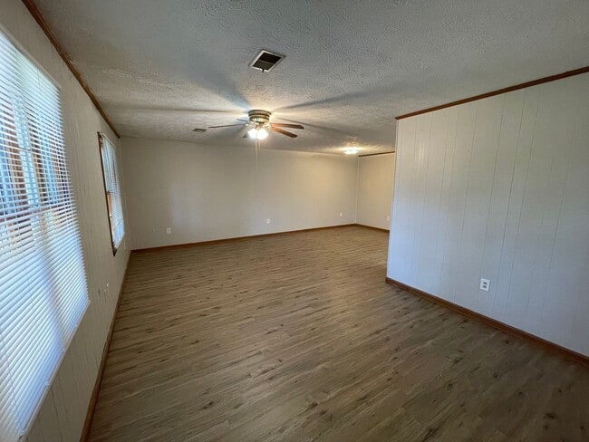 Building Photo - 509 Chateau Dr SE