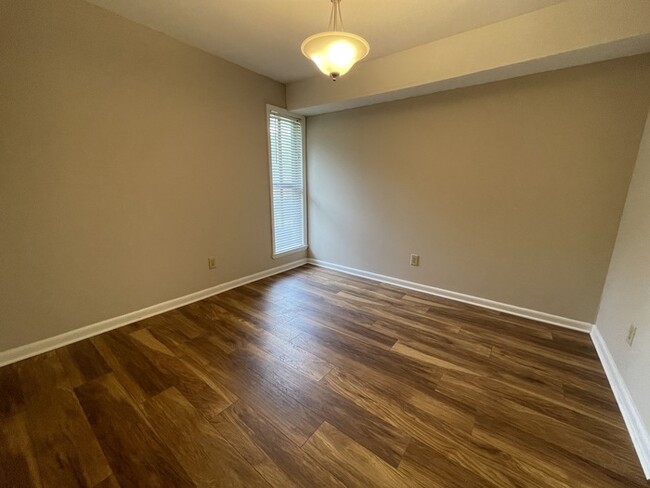 Building Photo - 606 Oak Tree Dr