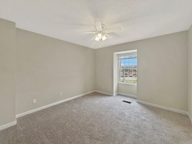 Building Photo - Charming 2 Bed 1.5 Bath Townhouse in Oakwood!