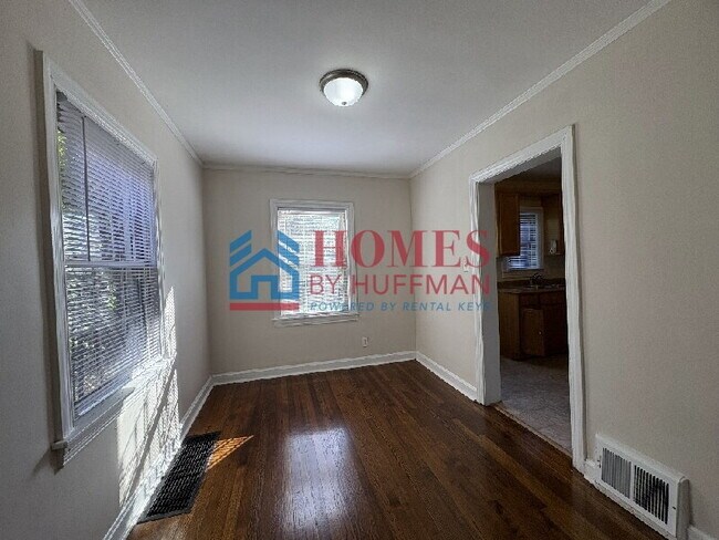 Building Photo - Two Bedroom Townhome | Fenced in Back Yard