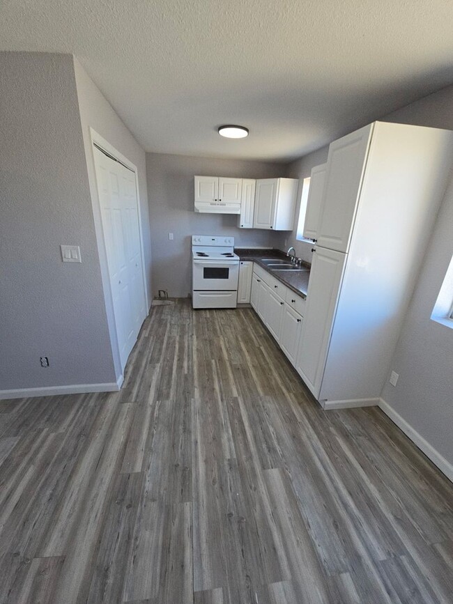 Building Photo - 2 Bed 1 Bath Apartment