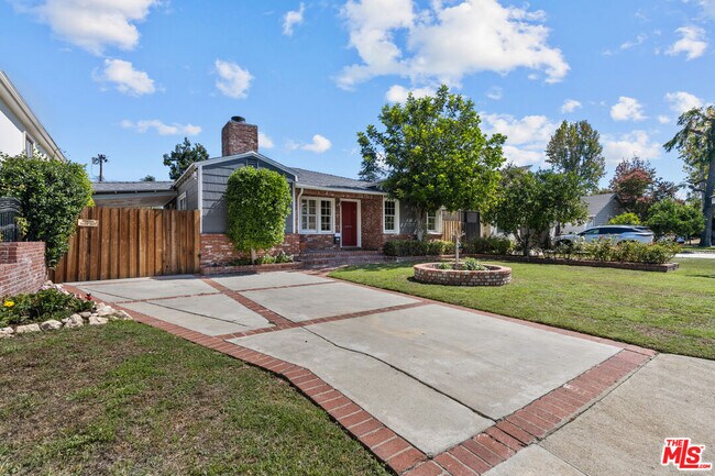 Building Photo - 4814 Lemona Ave