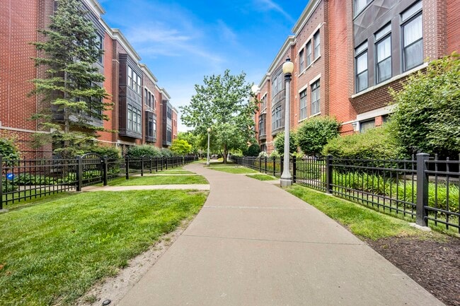 Building Photo - 948 W 15th Pl
