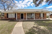 Building Photo - 3 Bedroom 2 Bathroom House