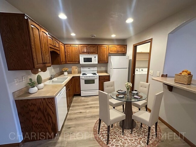 Building Photo - 2 BEDROOM, 1 BATH, NO STEPS, ATTACHED GARA...