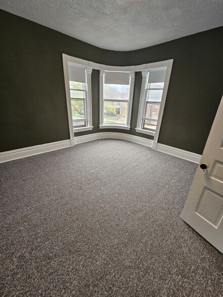 bedroom. With bay windows - 113 Packard Ave SE