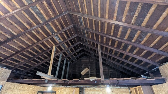 Building Photo - Bonus rooms galore in updated West End home!