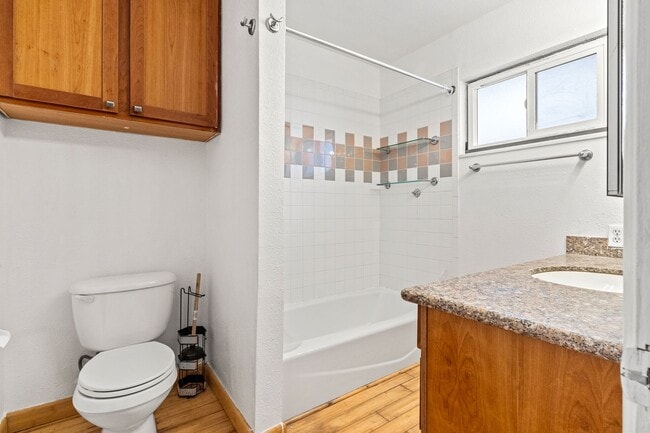 Building Photo - Lake Merritt Living: 1 Bed Condo with Balc...