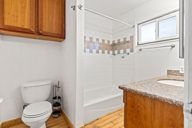 Building Photo - Lake Merritt Living: 1 Bed Condo with Pool...
