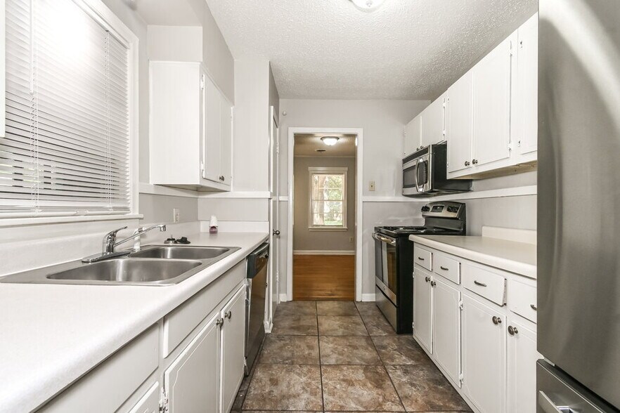 Building Photo - 828 S Mendenhall Rd