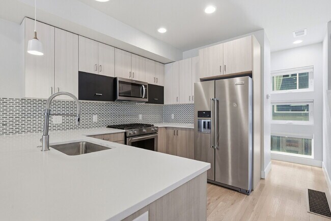 Building Photo - $3,540.95 with $300 off the first month's rent, 2 Beds - 4 Bath, Townhouse in Denver with Cozy Fi...