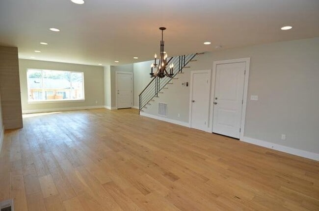 Building Photo - Spacious 5-Bedroom Home for Rent in the Maple Leaf Community