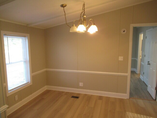 Building Photo - Move-In Ready 3-Bedroom Home in North Lincoln School District!