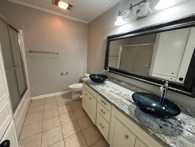 Building Photo - Lake View with Easy Access to I220